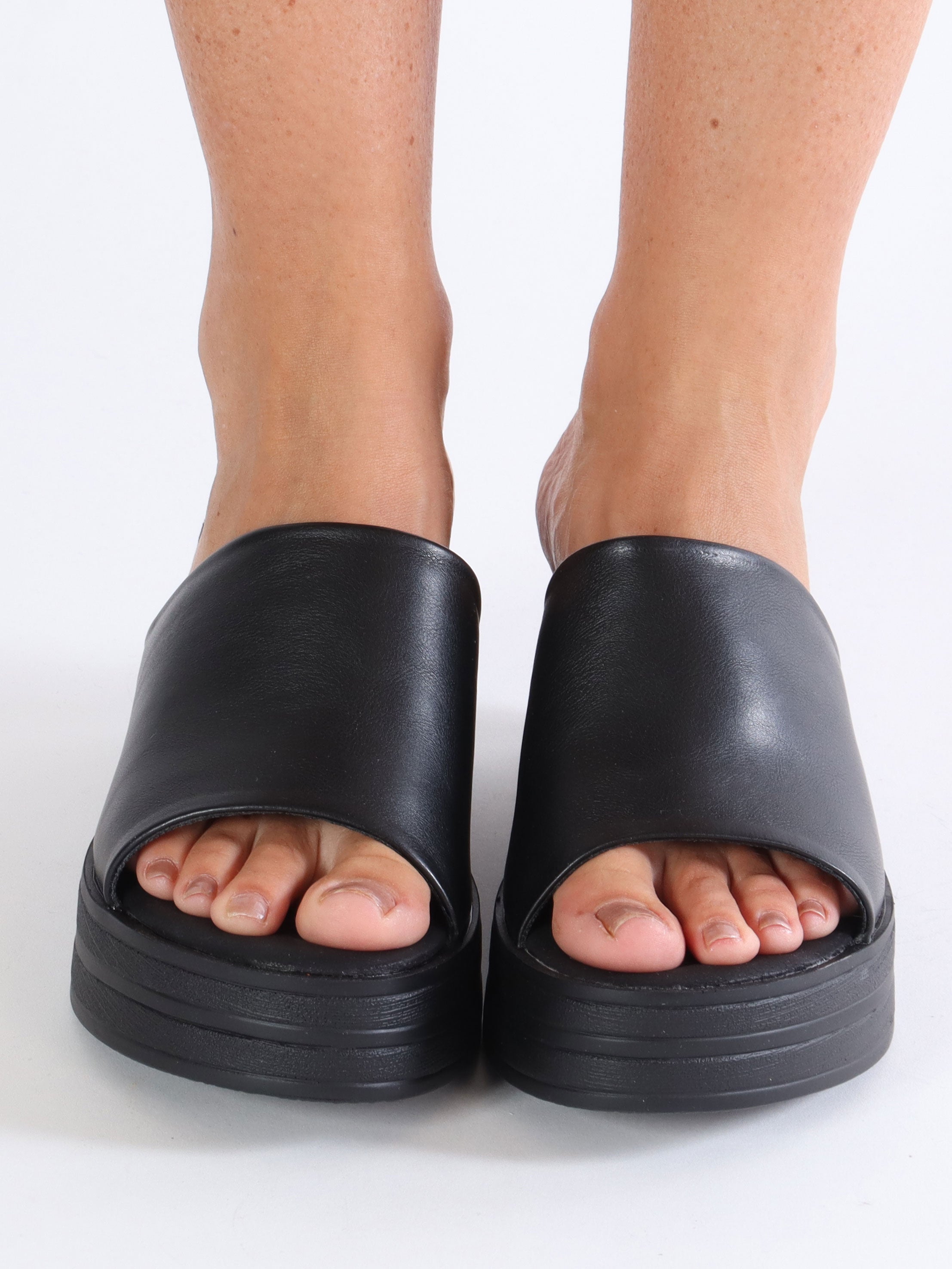 Becky - Svarta sandaler med platå